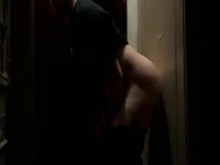 Risky desnudarse justo en frente de la puerta de los vecinos mientras están en casa.