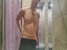 Daniel Hausser se masturba desnudo en las duchas del gimnasio (público)