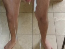 Cockdevotee se masturba en el espejo del hotel