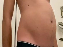 Inflación rápida del vientre mientras mi novio está en la cama