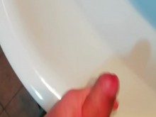 Chica seduce a chico en el chat, él se pajea y luego se corre en el baño