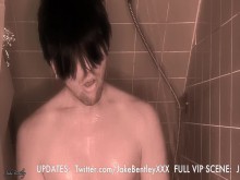 ¡¡El jovencito emo caliente Jake Bentley se quita el suspensorio y la camiseta de béisbol, gime y se corre en la ducha!!
