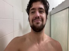 gran polla cortada y perforada en la ducha no puede correrse