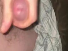  twink sacude su polla gruesa hasta correrse por todo su vientre