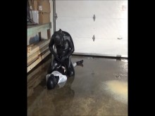 Hombre rana enmascarado de gas follándose a un deportista capturado en su guarida inundada