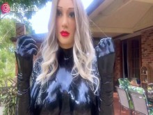 Muñeca de goma real jugando con guantes de látex brillantes