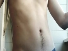 Chico de 18 años fuma en bragas en la universidad