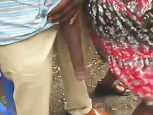 ¡Enorme! Big Black Dick Flash en una parada de autobús público