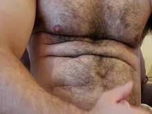 OSO MUSCULAR FLEXIONANDO Y CORRIENDO EN VIDRIO