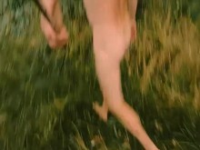 Caminata descalza desnuda en el bosque