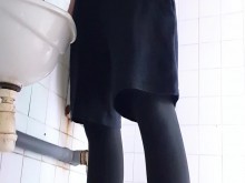 Masturbación Arriesgada Baño Público, Orinado Extremo Y Semen, Polla Perforada