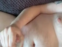 Acostado desnudo en mi sofá masturbándome la polla