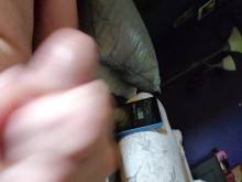 Hombre sexy masturbándose con lubricante después del trabajo. cerrar corrida