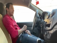 Gay masturbándose en el coche antes del trabajo arriesgado