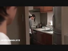 Japonesa tetona sexo con su hijo amigo