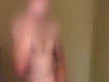 Chico bisexual provocando una polla gruesa