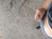 Paja pública en el sendero del río.