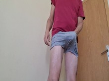 Provocando mi bulto y mi culo con mis calzoncillos favoritos