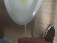 Orinar en un baño