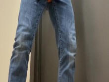 Mostrando mis bolas mientras camino al baño