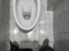 Lluvia dorada en el baño POV, orinando