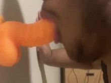 Chupando mi consolador con los ojos vendados pensando en chuparle la polla al oso