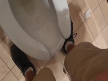 Orina limpia en el baño