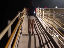 Un hombre camina en pañales por un puente público