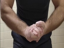 Oso musculoso flexionándose en camiseta negra