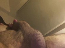 Mira mis bolas subir y bajar mientras me masturbo la polla sin cortar