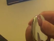 Sissy está viendo porno y se pone cachonda en la jaula de castidad