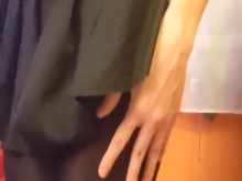 Femboy muestra una polla gruesa y pegajosa y un culo gordo y jugoso