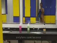 Iacovos mostrando el culo y la gran polla peluda y suave en el vestuario público del gimnasio griego