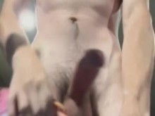 Twink saca su polla en un gimnasio público mientras hace ejercicio