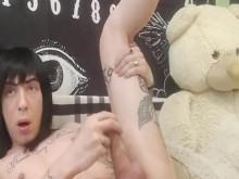 Femboy se masturba en solitario y se corre mucho, ¡gran corrida!