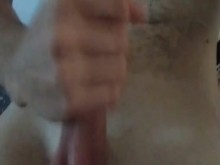 Joven solo en casa masturbándose, con palo en la cabeza rosa