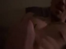 Acariciando mi polla hasta correrme encima