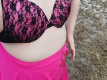 ¡Chub Sissy Slave bebe agua de un campo de agricultores como un PERRO!