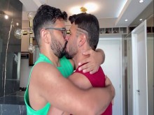 MARCOS GOIANO - FOLLADO POR UN TATUADO CALIENTE CON HAMBRE DE CULO - SEXO GAY CON UN CHICO TATUADO - GOIANO TOMANDO POLLA EN LA COCINA CODICIOSA